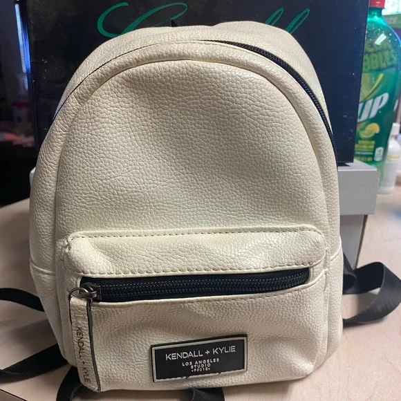 Kendall and Kylie - Picture 1 of 2